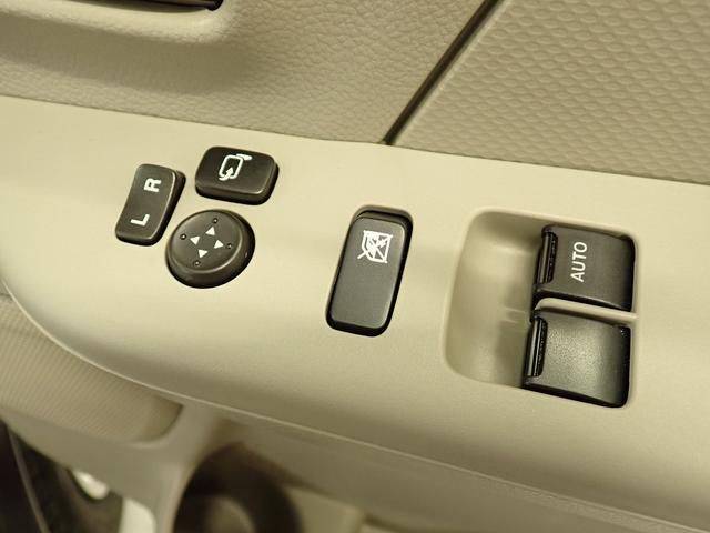 スイッチ操作で手軽に ドアミラーの開閉や角度調節が可能です。