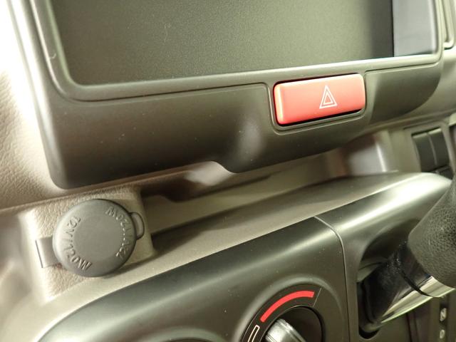 スマートフォンなどを置ける 薄型の収納があります。