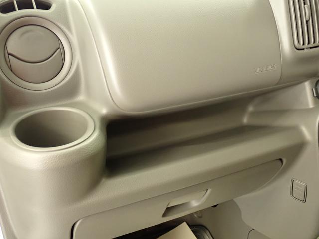 助手席前に薄型のBOXティッシュを置くことができます。運転席からでも手が届き、使い勝手◎