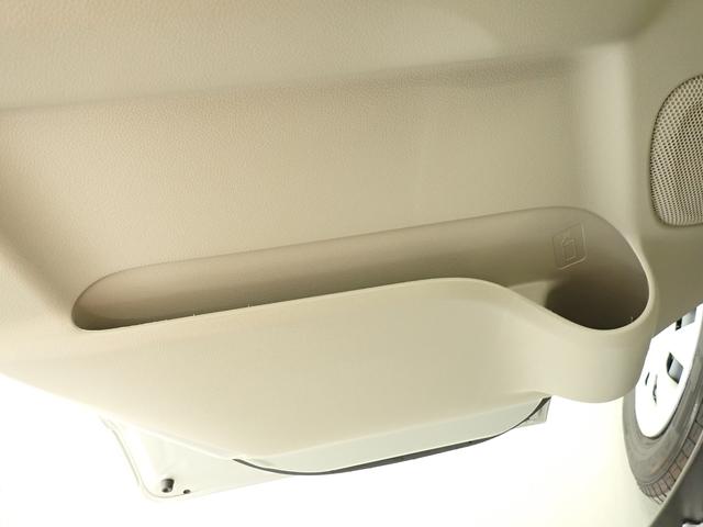 フロントドアの内側には、書類やペットボトルを立てられます。