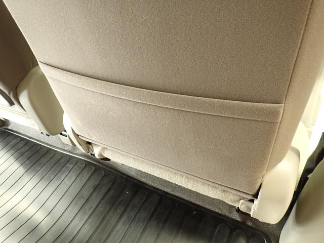 雑誌などを立てられる ポケットがあります。