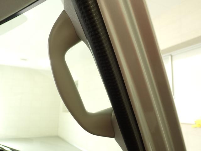 乗降グリップがあり、乗り降りスムーズです。