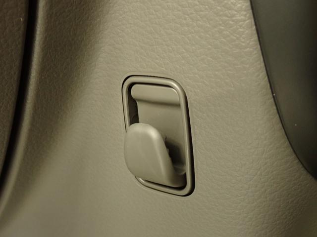 買い物袋などをかけられる フックがあります。