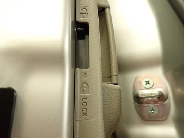 リヤドアにロックをかけることができ、走行中 ドアを開けられる心配はありません。