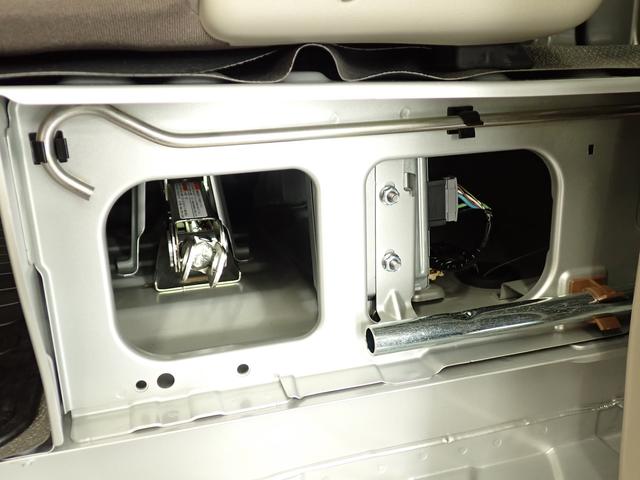 リヤシート下に ジャッキなどの工具類を積み込みしています。