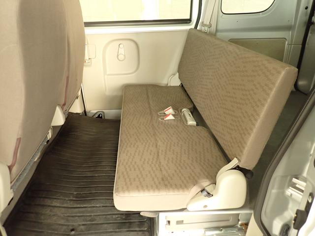 エブリイ PA 6型 2WD 4AT スズキセーフティサポート非装着車 AM/FMラジオ リヤパーキングセンサー 後席両側スライドドア フロアマット バイザー オートライト マニュアルエアコン アイドリングストップ マッドフラップ スペアタイヤ 運転席・助手席エアバック(18枚目)