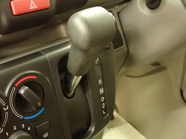 エブリイ PA 6型 2WD 4AT スズキセーフティサポート非装着車 AM/FMラジオ リヤパーキングセンサー 後席両側スライドドア フロアマット バイザー オートライト マニュアルエアコン アイドリングストップ マッドフラップ スペアタイヤ 運転席・助手席エアバック(29枚目)