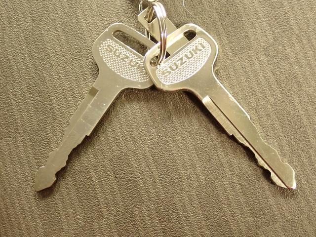 エブリイ PA 6型 2WD 4AT スズキセーフティサポート非装着車 AM/FMラジオ リヤパーキングセンサー 後席両側スライドドア フロアマット バイザー オートライト マニュアルエアコン アイドリングストップ マッドフラップ スペアタイヤ 運転席・助手席エアバック(53枚目)