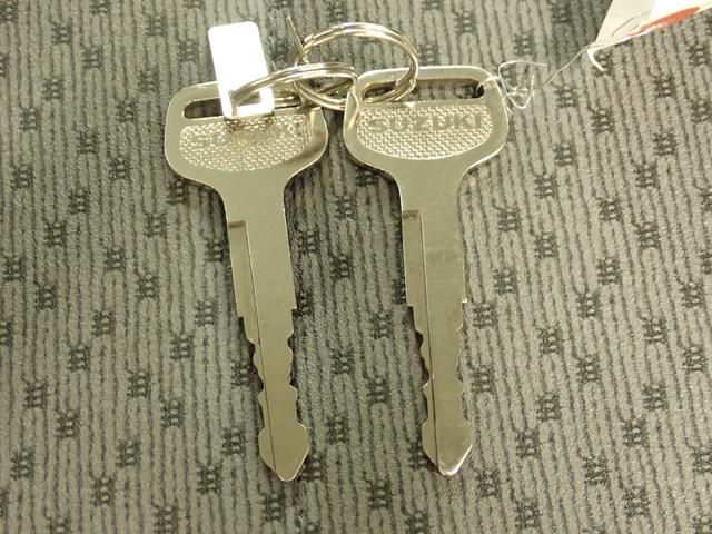 キャリイトラック KCエアコンパワステ 6型 4AT セーフティサポート装着車 2WD AM/FMラジオ 衝突被害軽減ブレーキ 車検整備付 車線逸脱警報機能 アイドリングストップ ハイビームアシスト マッドフラップ 誤発進抑制機能 マニュアルエアコン 運転席・助手席エアバック(41枚目)