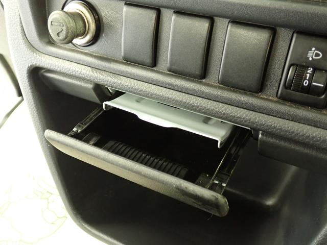 キャリイトラック ＫＣ　エアコン・パワステ　２ＷＤ　３ＡＴ　運転席エアバック　２ＷＤ　フロア３ＡＴ　ナビ　ＥＴＣ　ドアバイザー　マニュアルエアコン　運転席エアバック　マッドフラップ　アングルポストプロテクター　シガーライター　灰皿（11枚目）