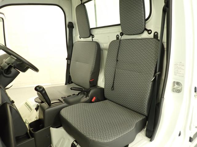 キャリイトラック ＫＣ　エアコン・パワステ　２ＷＤ　３ＡＴ　運転席エアバック　２ＷＤ　フロア３ＡＴ　ナビ　ＥＴＣ　ドアバイザー　マニュアルエアコン　運転席エアバック　マッドフラップ　アングルポストプロテクター　シガーライター　灰皿（16枚目）