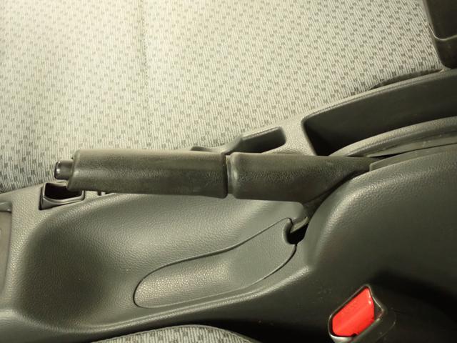キャリイトラック ＫＣ　エアコン・パワステ　２ＷＤ　３ＡＴ　運転席エアバック　２ＷＤ　フロア３ＡＴ　ナビ　ＥＴＣ　ドアバイザー　マニュアルエアコン　運転席エアバック　マッドフラップ　アングルポストプロテクター　シガーライター　灰皿（24枚目）