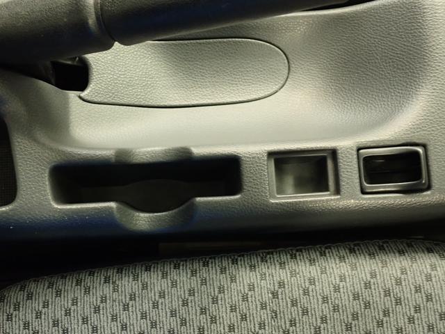 キャリイトラック ＫＣ　エアコン・パワステ　２ＷＤ　３ＡＴ　運転席エアバック　２ＷＤ　フロア３ＡＴ　ナビ　ＥＴＣ　ドアバイザー　マニュアルエアコン　運転席エアバック　マッドフラップ　アングルポストプロテクター　シガーライター　灰皿（44枚目）