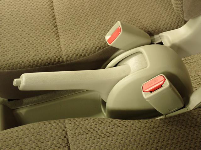 エブリイ PAリミテッド 6型 4WD 5MT LEDヘッドランプ インパネ5MT パートタイム4WD AM/FMラジオ 衝突被害軽減ブレーキ LEDヘッドランプ ハイビームアシスト フロアマット リヤパーキングセンサー キーレスエントリー 後席両側スライドドア(40枚目)