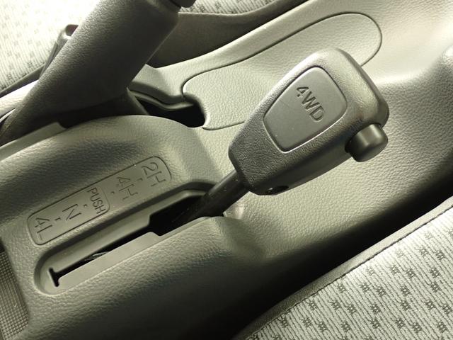 キャリイトラック KCエアコン・パワステ農繁 7型 4WD 高低二段切替式 5MT パートタイム4WD AM/FMラジオ 衝突被害軽減B マット 誤発進抑制機能 アイドリングストップ ハイビームアシスト 車線逸脱警報機能 キーレスエントリー マッドフラップ スペアタイヤ(8枚目)