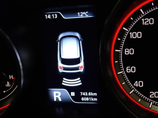 �����o���p�[�ɓ������ꂽ�S�̒����g�Z���T�[�Ō���̏�Q���Ƃ̋����𑪂�A�S�i�K�̃u�U�[���Őڋ߂�m�点�Ă���郊���p�[�L���O�Z���T�[�𓋍ځB