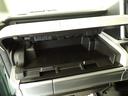 助手席前に薄型の収納があります。