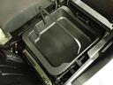 助手席の下にある大容量の収納は、取っ手付きで、取り外し可能なので荷物を運んだりとアウトドアでも活躍しそうですね！
