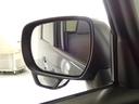 サイドアンダーミラーがあるので、少ない視線移動で安全確認ができ、運転席からの死角を減らします。