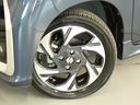 おしゃれなデザインの純正アルミホイールが 足元を引き締めます。 タイヤサイズは、165/55R15です。