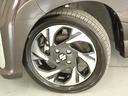 デザイン性のある純正アルミホイールが 足元を引き締めます。 タイヤサイズは、165/55R15です。