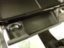 助手席前に薄型のBOXティッシュを収納できます。運転席からでも手が届き、使い勝手◎