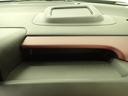 運転席前に薄型の収納があります。