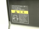 後席ドアは手動ですが、クローザー付で軽い力で閉められます。