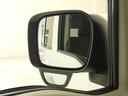 サイドアンダーミラーがあるので、少ない視線移動で安全確認ができ、運転席からの死角を減らします。