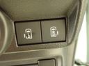 運転席に座ったまま、後席ドアの開閉が可能です。送迎の際などに便利です。