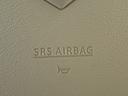 空気で膨らんだ袋により、衝突による身体への衝撃を緩和させる　運転席・助手席エアバック。