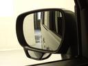 サイドアンダーミラーがあるので、少ない視線移動で安全確認ができ、運転席からの死角を減らします。