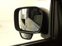 サイドアンダーミラーがあるので、少ない視線移動で安全確認ができ、運転席からの死角を減らします。