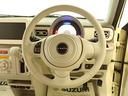本革巻きのステアリングホイールが 車内に高級感をプラスします。手になじみ、運転しやすいです。