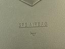 空気で膨らんだ袋により、衝突による身体への衝撃を緩和させる　エアバック。