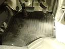 足元にラバータイプのフロアマットを装着しています。取り外し＆水洗いが可能です。