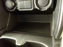 運転席・助手席間に　使い勝手のいい小物収納があります。