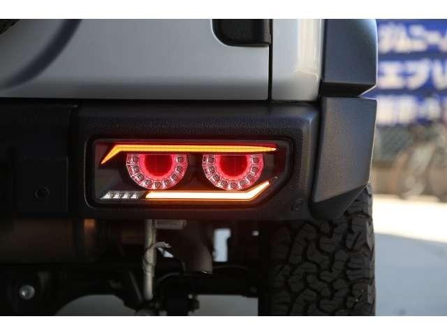 ジムニーシエラ ＪＣ　角目ＬＥＤチェロキー仕様　ディスプレイオーディオ　ＥＴＣ車載器　前後ドラレコ　ＤＥＡＮ１５アルミ　ＢＦグッドリッチＫＯ２　前後バンパー　サイドステップ　チッピングブラック塗装済み　ＬＥＤテールランプ（11枚目）