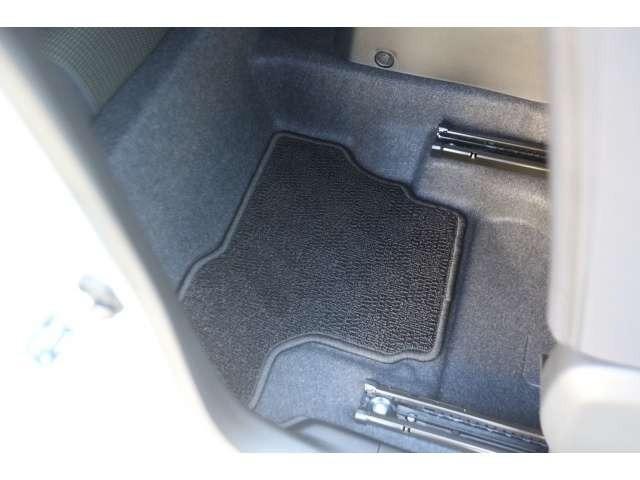 ジムニーシエラ ＪＣ　角目ＬＥＤチェロキー仕様　ディスプレイオーディオ　ＥＴＣ車載器　前後ドラレコ　ＤＥＡＮ１５アルミ　ＢＦグッドリッチＫＯ２　前後バンパー　サイドステップ　チッピングブラック塗装済み　ＬＥＤテールランプ（19枚目）