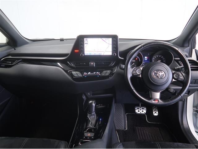 スタイリッシュなデザインのインパネ。各操作スイッチは使い易い位置に配置されてます。