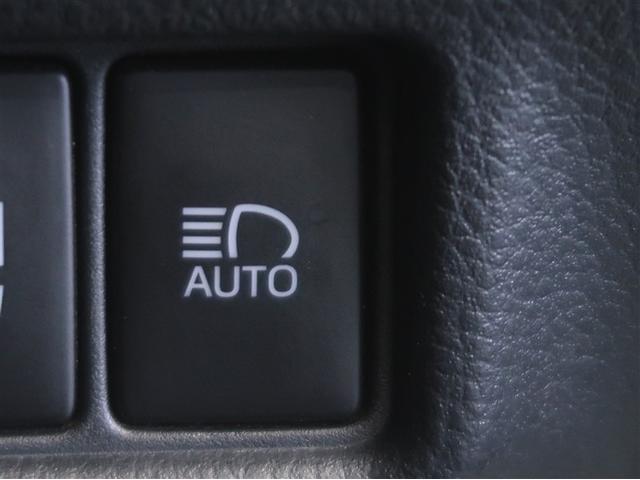 オートマチックハイビームとは、先行車や対向車のライトを認識し、ハイビームとロービームを自動で切り替える機能です。夜道の視界を確保します。詳細は販売店スタッフまでお尋ね下さい。