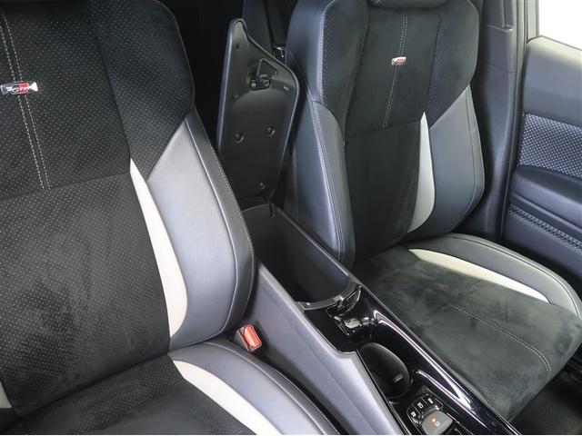 長距離運転に便利、快適アームレスト搭載！