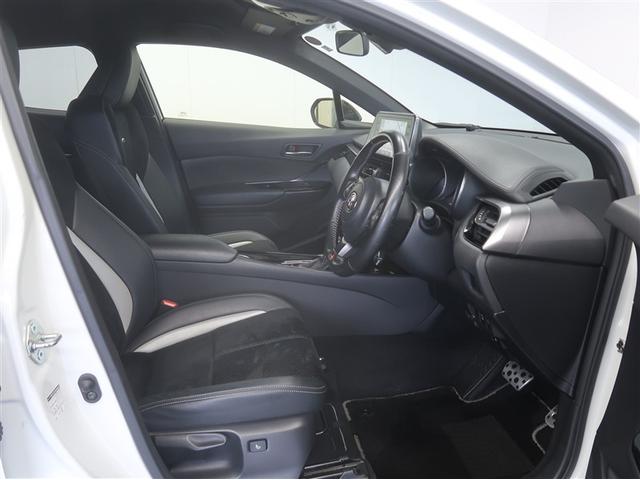 高いホールド性で運転姿勢が安定します。長距離ドライブでも疲れにくいのが魅力です。快適なドライビングライフをお送り下さい♪