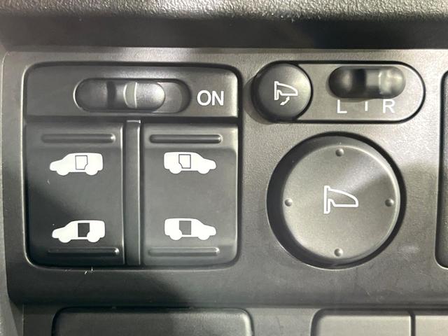 フリードハイブリッド ジャストセレクション 両側電動ドア 純正SDナビ バックカメラ 禁煙車 ハーフレザーシート スマートキー HIDヘッド ビルトインETC クルコン オートライト オートエアコン 純正15インチアルミ CD DVD再生(4枚目)