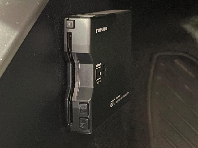 カローラフィールダー ハイブリッド EX トヨタセーフティセンス スマートキー ドライブレコーダー ETC オートエアコン オーディオ クリアランスソナー 純正15インチスチールホイール 車線逸脱警報(6枚目)