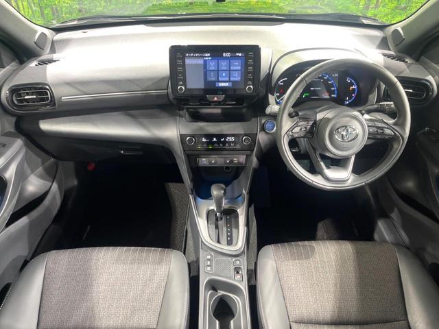 ヤリスクロス ハイブリッドＺ　パノラミックビューモニター　レーダークルーズ　禁煙車　パワーシート　ドラレコ　コーナーセンサー　スマートキー　ＬＥＤヘッド　ビルトインＥＴＣ　オートハイビーム　車線逸脱警報　オートライト（2枚目）