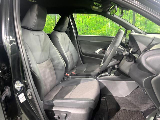 ヤリスクロス ハイブリッドＺ　パノラミックビューモニター　レーダークルーズ　禁煙車　パワーシート　ドラレコ　コーナーセンサー　スマートキー　ＬＥＤヘッド　ビルトインＥＴＣ　オートハイビーム　車線逸脱警報　オートライト（10枚目）