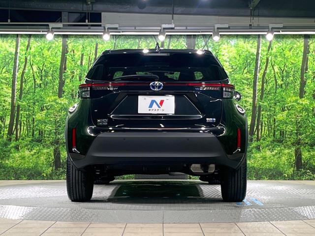 ヤリスクロス ハイブリッドＺ　パノラミックビューモニター　レーダークルーズ　禁煙車　パワーシート　ドラレコ　コーナーセンサー　スマートキー　ＬＥＤヘッド　ビルトインＥＴＣ　オートハイビーム　車線逸脱警報　オートライト（17枚目）