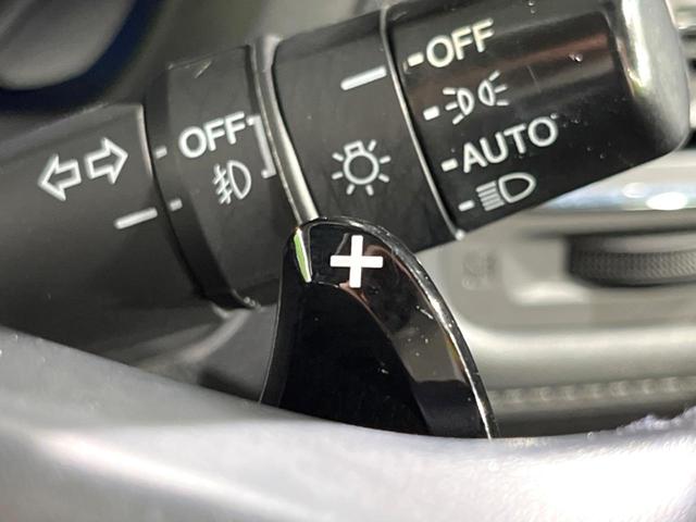 【パドルシフト】ハンドルから手を離さずに素早くシフトアップ＆ダウンができるので、エンジンブレーキを使う下り坂や高速道路の合流で加速したい場面で役立ちます。