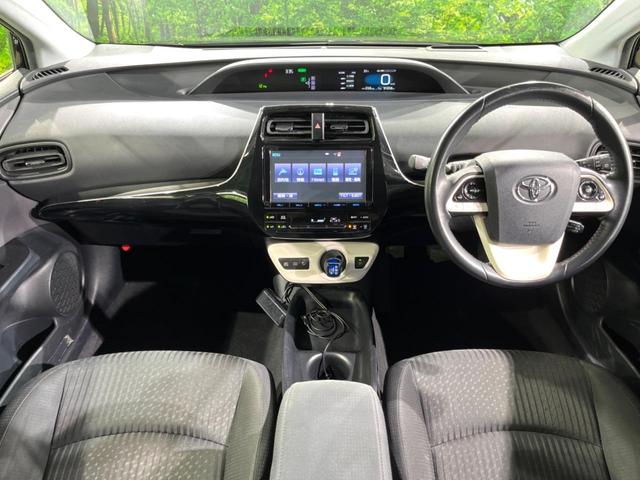 プリウス Ｓセーフティプラス　純正９インチナビ　トヨタセーフティーセンス　バックカメラ　レーダークルーズコントロール　ＥＴＣ　ドライブレコーダー　コーナーセンサー　オートマチックハイビーム　車線逸脱警報　パークアシスト（2枚目）